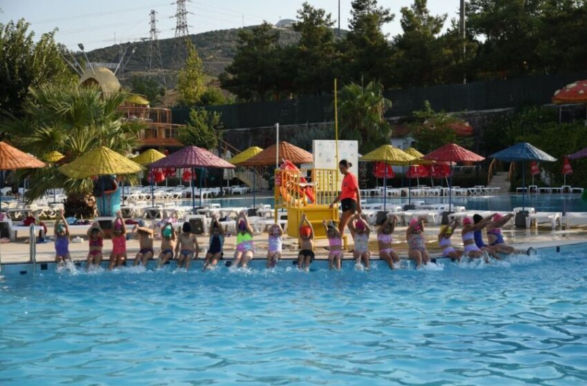 Karabağlar Belediyesi’nden Çocuklara Yüzme Eğitimi