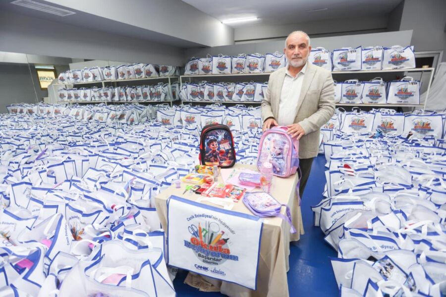  Canik Belediyesi’nden Okula Başlayan Tüm Çocuklara Çanta ve Kırtasiye Setleri Hediye