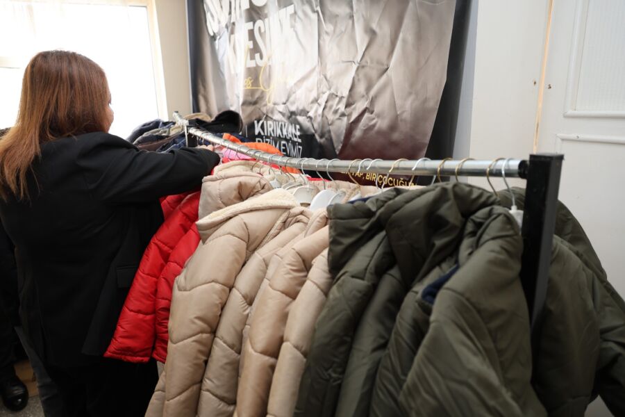  Kırıkkale’de İhtiyaç Sahibi Çocuklara Mont ve Bot Desteği Sağlandı