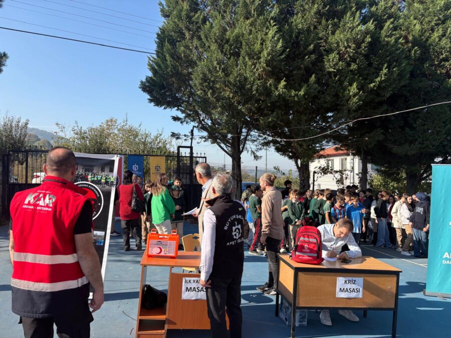  Kocaeli Büyükşehir Belediyesi Kartepe’deki Okullarda Afet Eğitimi ve Tatbikatı Düzenledi